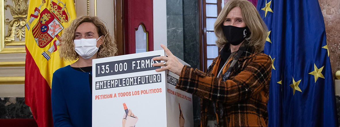 Entregamos a la presidenta del Congreso las 135.000 firmas de apoyo a #MiEmpleoMiFuturo